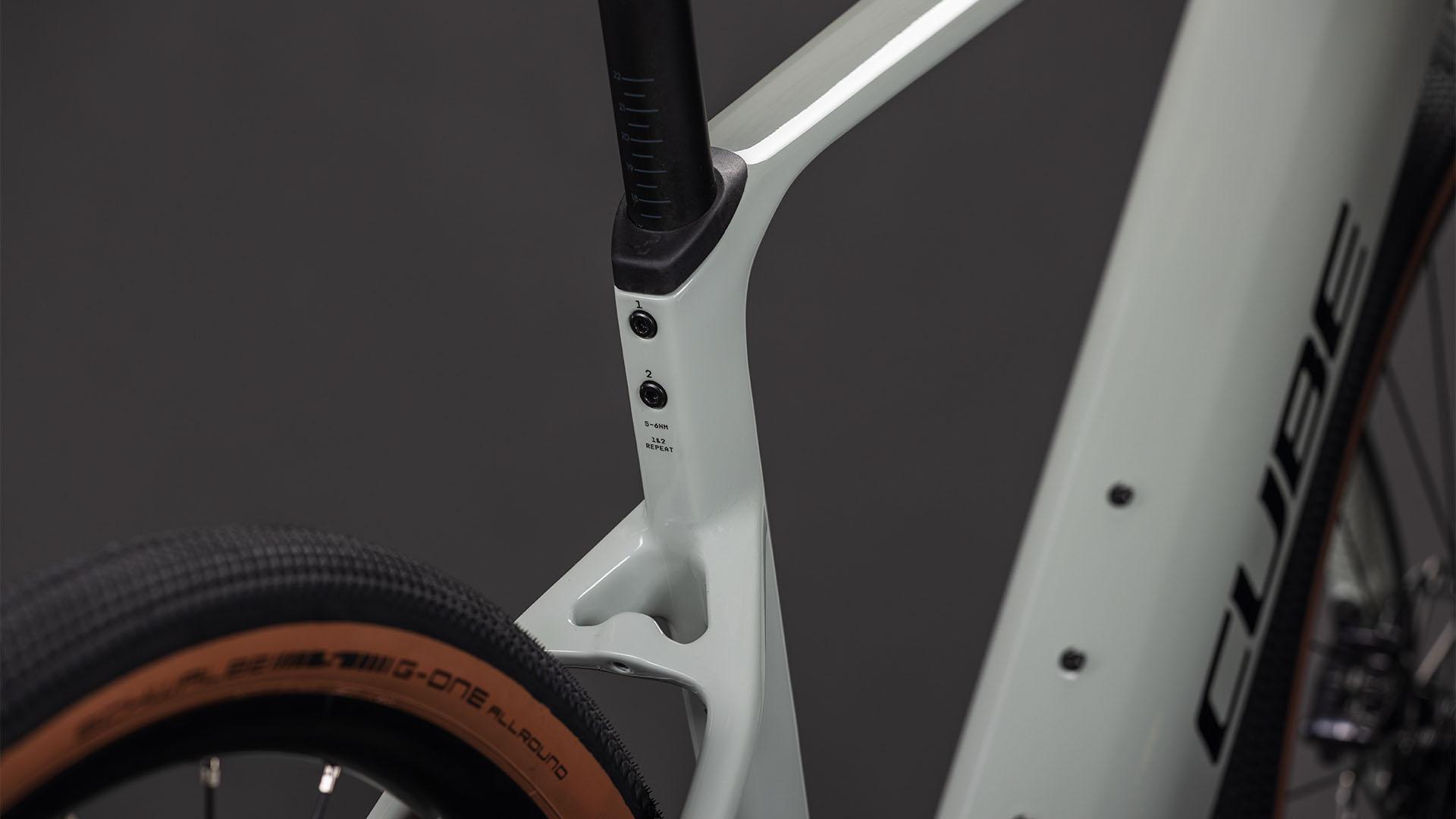 Vélo gravel électrique Cube nuroad hybrid c:62 race 400x reedbeige´n´black